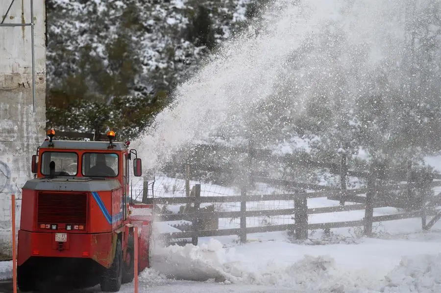 Una m&aacute;quina quitanieves limpia este lunes la localidad c&aacute;ntabra de Bra&ntilde;avieja. Nieve, lluvia y viento ponen en alerta 11 comunidades, 2 de ellas en naranja. Once comunidades est&aacute;n este lunes en alerta por lluvias, fuertes vientos y por nevadas que en puntos de Arag&oacute;n y de La Rioja dejar&aacute;n un espesor de hasta 20 cent&iacute;metros en 24 horas, informa la Agencia Estatal de Meteorolog&iacute;a (Aemet) en su p&aacute;gina web.- EFE/Pedro Puente Hoyos