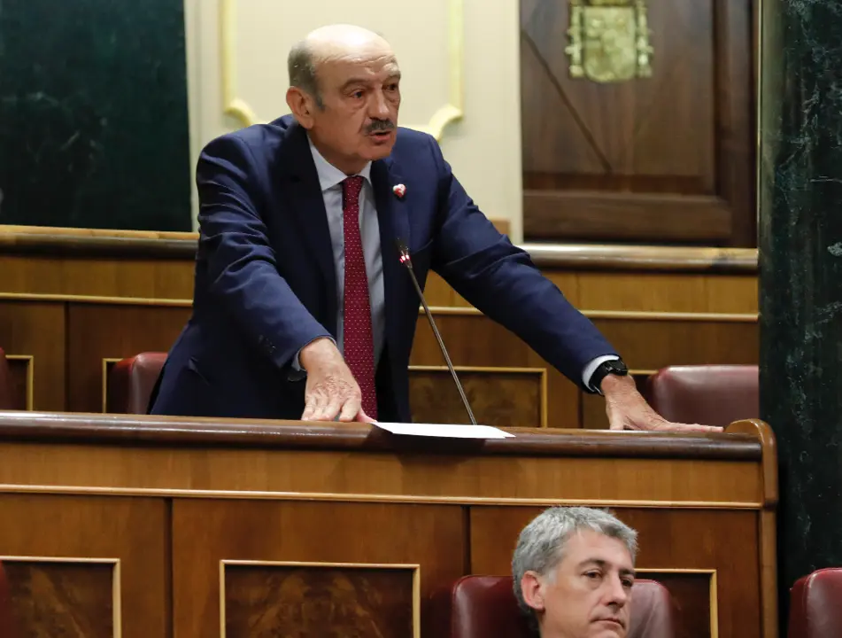 El diputado del PRC Jos&eacute; Mar&iacute;a Maz&oacute;n y el de Bildu Oskar Matute. / ALERTA