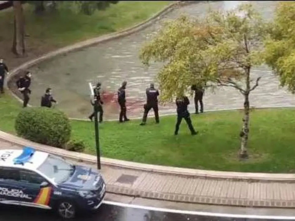 Momento en que la Polic&iacute;a Nacional ha entrado en la fuente a rescatarlo.Twitter