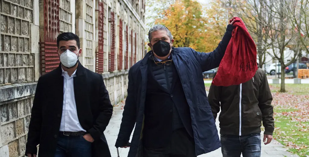 El abogado del conductor acusado por el accidente mortal de la rotonda de Corb&aacute;n (Santander), le tapa el rostro con un saco, a su llegada a un juicio en la Audiencia Provincial de Santander, a 23 de noviembre de 2021, en Santander, Cantabria (Espa&ntilde;a). El accidente tuvo lugar en julio de 2020 cuando el conductor acusado de homicidio choc&oacute; su veh&iacute;culo con otro en el que viajaban dos mujeres de 28 a&ntilde;os que fallecieron a su paso por la rotonda de Corb&aacute;n. El fiscal pide seis a&ntilde;os de c&aacute;rcel para el acusado y nueve de privaci&oacute;n de conducir por delitos de imprudencia grave y uno contra la seguridad vial por conducci&oacute;n temeraria, en concurso con dos delitos contra la seguridad vial por conducir bajo los efectos del alcohol y por conducir a velocidad superior a 60 kil&oacute;metros en v&iacute;a urbana.
Firma
Juan Manuel Serrano Arce / Europa Press