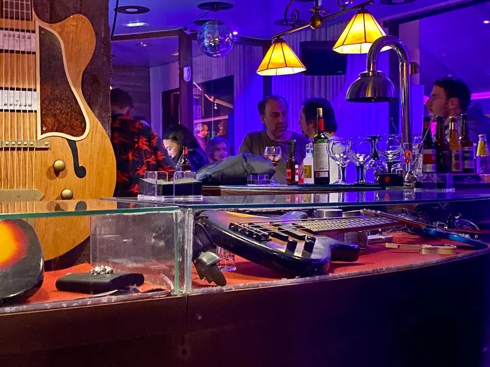 Varias personas en el interior de un bar del centro de Santander. / Hardy