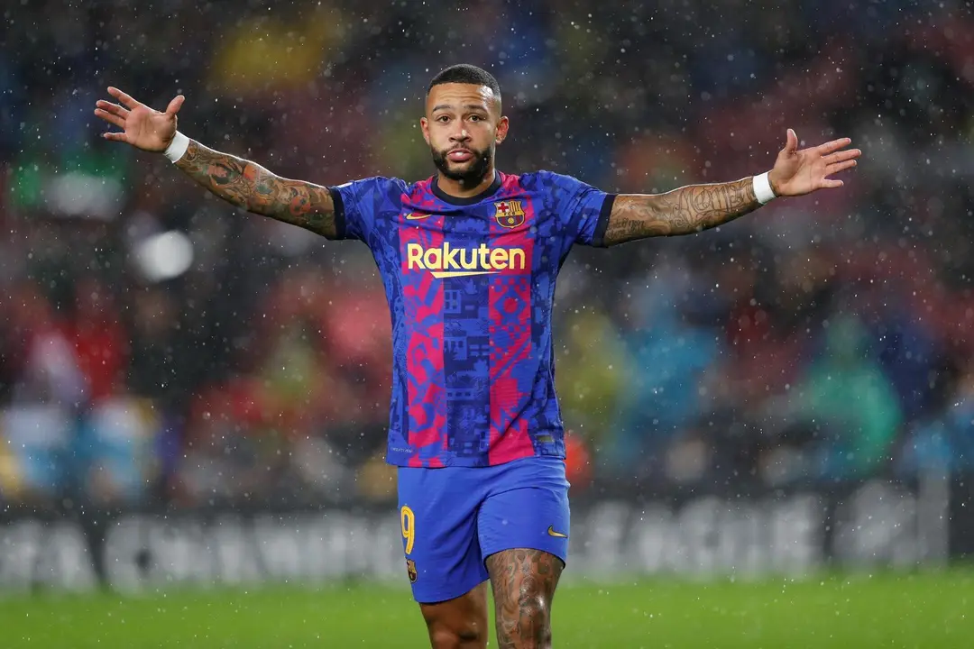 El delantero neerland&eacute;s del FC Barcelona, Memphis Depay, durante el encuentro correspondiente a la fase de grupos de la Liga de Campeones que disputan hoy martes frente al Benfica en el estadio Camp Nou, en Barcelona. EFE / Alejandro Garc&iacute;a.