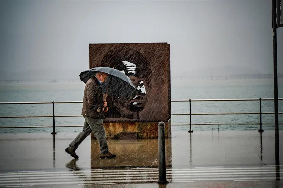 D&iacute;a invernal, lluvioso y con bajada de temperaturas este lunes en Santander (Cantabria). Cantabria est&aacute; este lunes en alerta amarilla por nevadas en una cota de 700 a 800 metros en la zona de Li&eacute;bana, el centro y el valle de Villaverde. EFE/Rom&aacute;n G. Aguilera