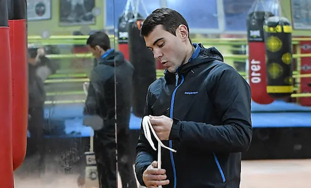 Sergio Garc&iacute;a, tratando con mimo sus guantes en el gimnasio. / Hardy