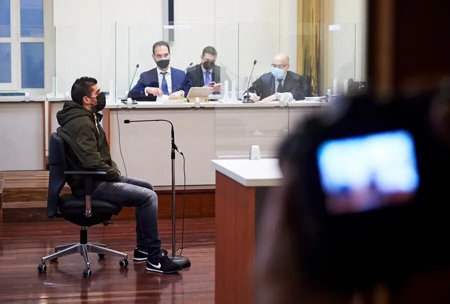 El conductor acusado por el accidente mortal de la rotonda de Corb&aacute;n (Santander), durante un juicio en la Audiencia Provincial de Santander, a 23 de noviembre de 2021, en Santander, Cantabria (Espa&ntilde;a).