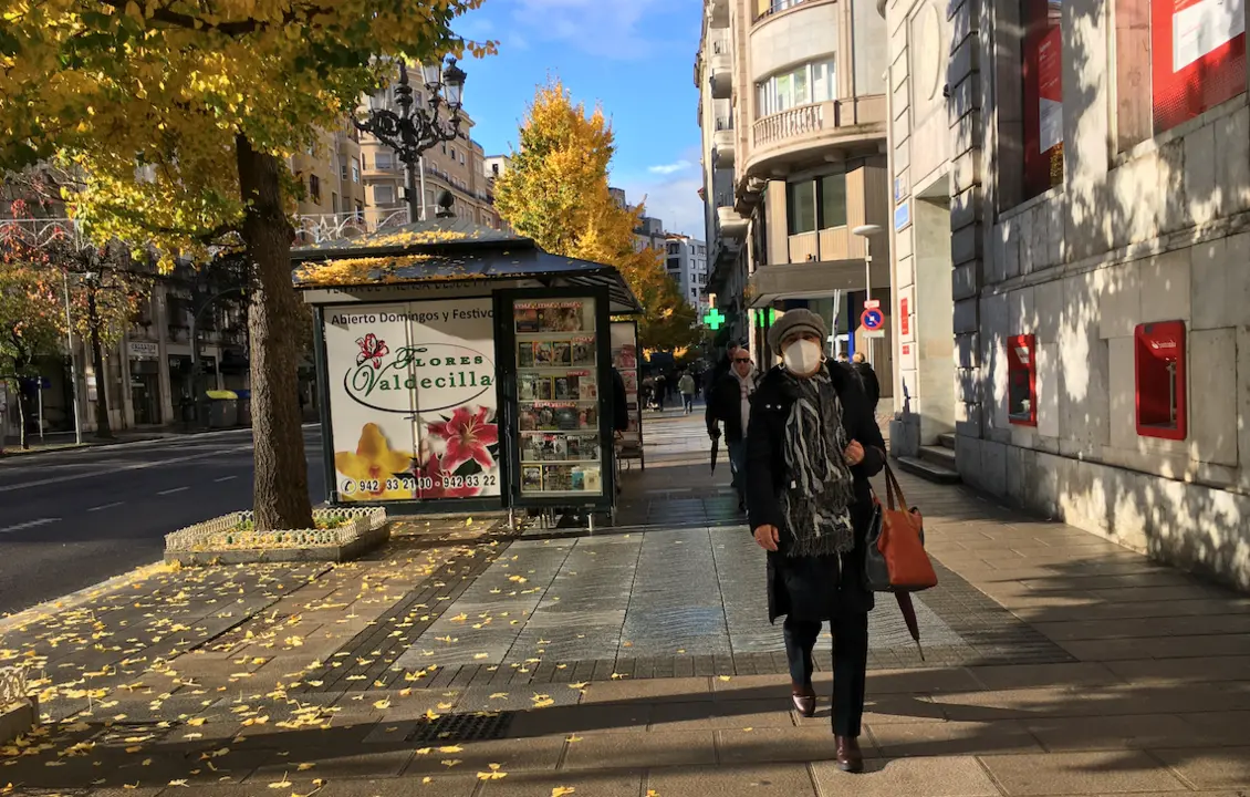 Una persona con su mascarilla camina por la calle Calvo Sotelo de Santander. / S. D&iacute;az
