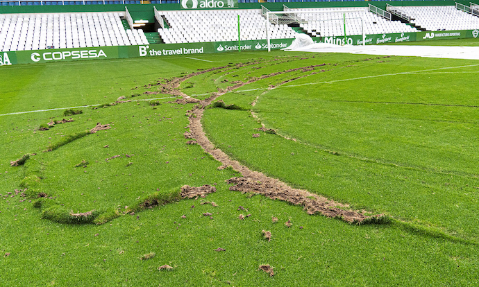 Destrozo ocasionado en el campo del estadio de f&uacute;tbol. / RRC