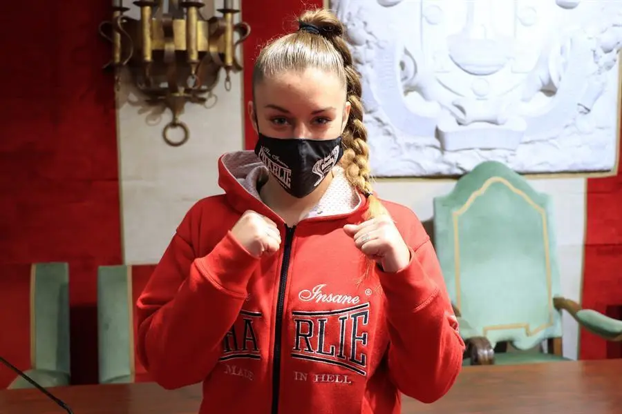 La c&aacute;ntabra Mari&aacute;n Herrera, en la imagen, da este s&aacute;bado el salto al boxeo profesional en un combate que presenta, este mi&eacute;rcoles con su entrenador Dani Rasilla y la alcaldesa de Camargo, Esther Bolado.- EFE/Celia Ag&uuml;ero