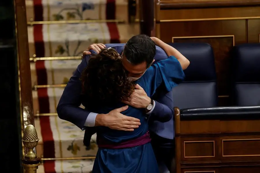 El presidente del Gobierno, Pedro S&aacute;nchez, saluda a la ministra de Hacienda, Mar&iacute;a Jes&uacute;s Montero, durante el pleno celebrado este jueves en el Congreso. El Congreso de los Diputados ha aprobado este jueves el proyecto de Ley de Presupuestos Generales del Estado para 2022 con una amplia mayor&iacute;a de 188 votos, con lo que repite los mismos apoyos que ya avalaron las cuentas de 2021. EFE/Juan Carlos Hidalgo