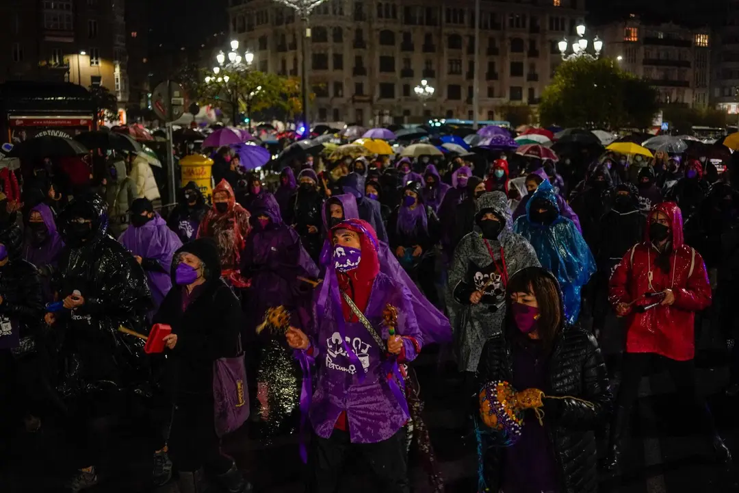 Manifestaci&oacute;n por el 25N en Santander. / HARDY