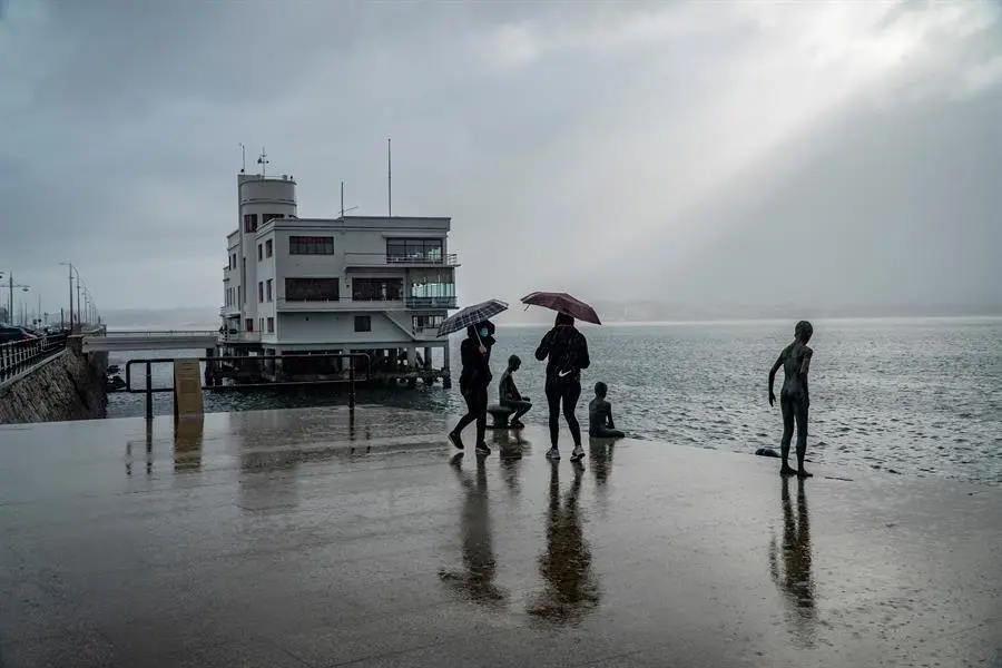 D&iacute;a invernal, lluvioso y con bajada de temperaturas este lunes en Santander (Cantabria). Cantabria est&aacute; este lunes en alerta amarilla por nevadas en una cota de 700 a 800 metros en la zona de Li&eacute;bana, el centro y el valle de Villaverde. EFE/Rom&aacute;n G. Aguilera