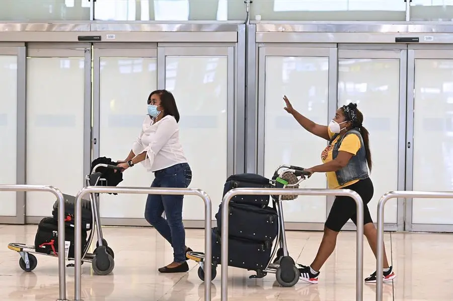 Varios turistas caminan por la terminal 4 del aeropuerto Adolfo Su&aacute;rez Madrid Barajas, en una fotograf&iacute;a de archivo. EFE/Fernando Villar