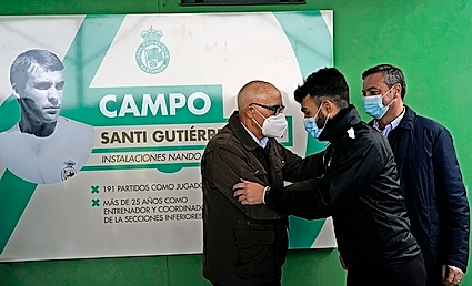 Santi Guti&eacute;rrez Calle saluda al entrenador Fern&aacute;ndez Romo junto al presidente Alfredo P&eacute;rez. / Hardy