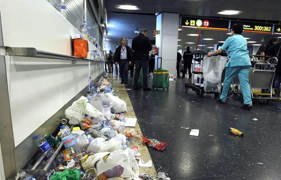 Papeles, envases vac&iacute;os, y otros desperdicios se acumulan en la terminales 1, 2 y 3 del aeropuerto Adolfo Su&aacute;rez Madrid Barajas, en una fotograf&iacute;a de archivo. EFE/J. J. Guill&eacute;n