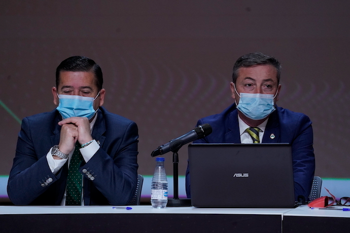 Pedro Ortiz y Alfredo P&eacute;rez, en la junta de ayer. / Hardy