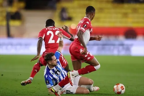 Adnan Januzaj de la Real Sociedad (abajo) choca con Youssouf Fofana y Jean Lucas del AS M&oacute;naco durante el partido de f&uacute;tbol del GRUPO B de la UEFA Europa League entre el M&oacute;naco y la Real Sociedad en el estadio Louis II. Foto: Jonathan Moscrop/CSM v&iacute;a ZUMA Wire/dpa
Firma
Jonathan Moscrop / CSM v&iacute;a ZUMA Wi / DPA - S&oacute;lo para uso en Espa&ntilde;a