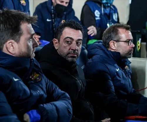 Xavi Hern&aacute;ndez, entrenador del FC Barcelona, observa durante el partido de la Liga Santander entre el Villareal CF y el FC Barcelona en el Estadio de la Cer&aacute;mica el 27 de noviembre de 2021, en Valencia, Espa&ntilde;a.
Firma
AFP7 / Europa Press
Unai Emery, entrenador del Villarreal, gesticula durante el partido de la Liga Santander entre el Villareal CF y el FC Barcelona en el Estadio de la Cer&aacute;mica el 27 de noviembre de 2021, en Valencia, Espa&ntilde;a.