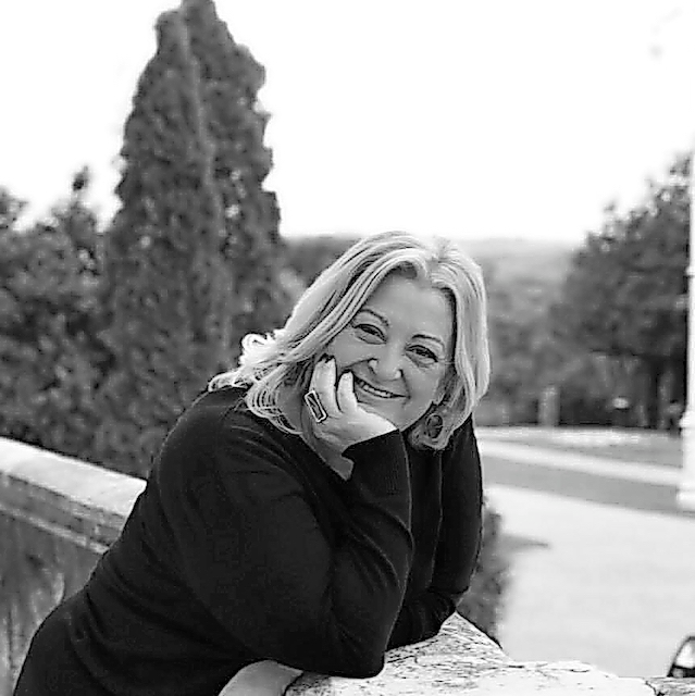 Lola Sainz lleg&oacute; al Palacio en 1987 como
auxiliar de Protocolo y fue evolucionando
hasta convertirse en directora