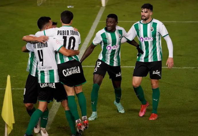 Sergio Marcos abraza a Pol Moreno tras marcar. / Hardy