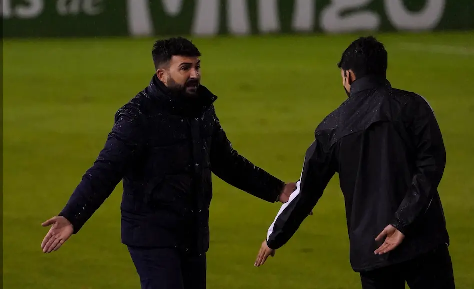 El entrenador del Racing, Fern&aacute;ndez Romo reclama una jugada durante el partido. / Hardy