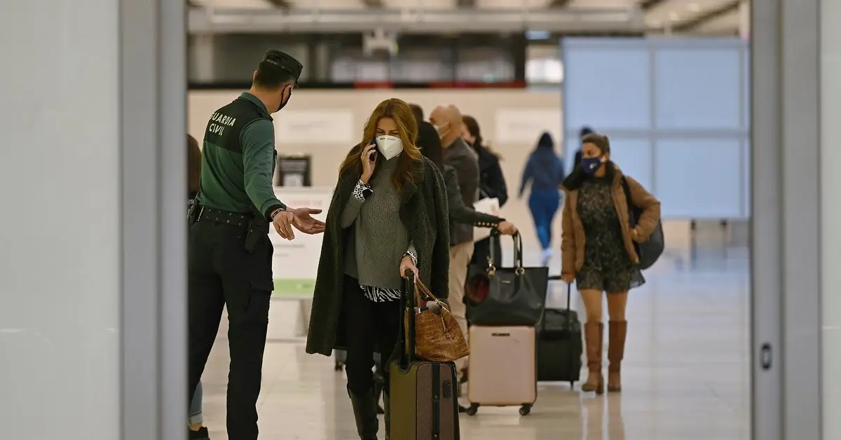 Guardias Civiles vigilan el aeropuerto Adolfo Su&aacute;rez-Barajas en Madrid, en una fotograf&iacute;a de archivo (EFE/ Fernando Villar)