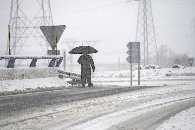 -FOTODELD&Iacute;A- REINOSA (CANTABRIA), 27/11/2021.- Un hombre camina, este s&aacute;bado, sobre la nieve acumulada en la localidad c&aacute;ntabra de Reinosa en una jornada marcada por el fr&iacute;o y la inestabilidad. EFE/Pedro Puente Hoyos
