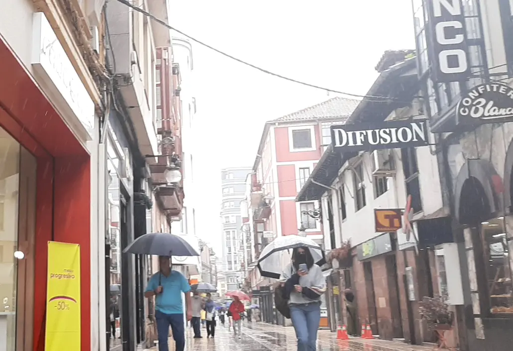 Varias personas por la calle Consolaci&oacute;n de Torrelavega. / S. D&iacute;az