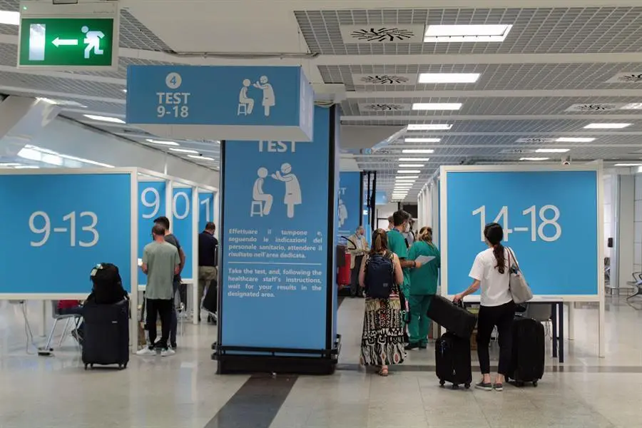Italia rastrea a los pasajeros del vuelo que introdujo el primer caso &oacute;micron. EFE