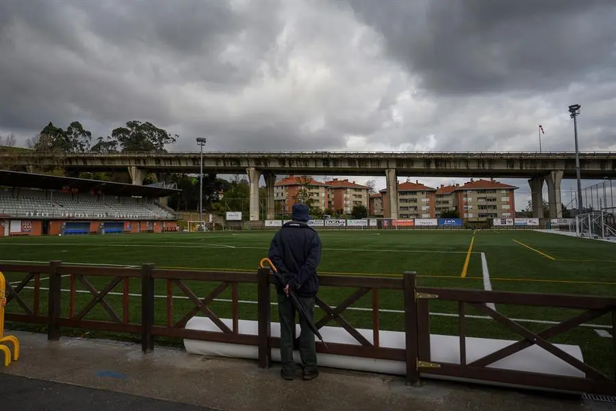 Un hombre obserba el campo de f&uacute;tbol del Solares Medio Cudeyo, tras clasificarse para la primera fase de la Copa del Rey. EFE/Pedro Puente Hoyos