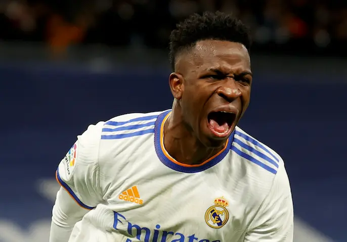 Vinicius Jr. celebra el 2-1 del Real Madrid frente al Sevilla en el estadio Santiago Bernab&eacute;u. EFE / J.J.Guillen
