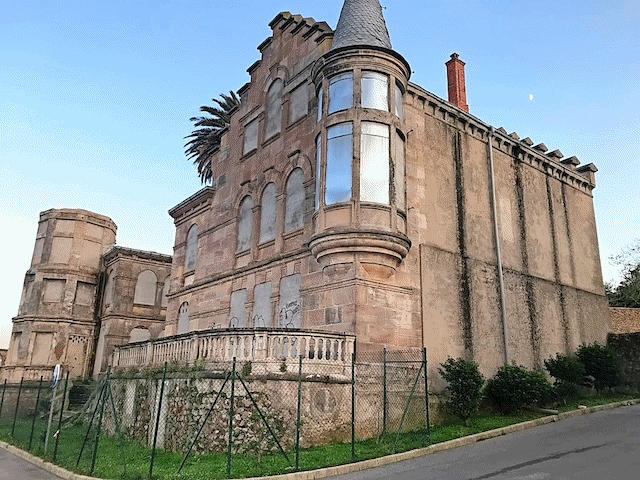 Pablo Zuloaga y el alcalde de Suances, Andr&eacute;s Ruiz Moya, tras la presentaci&oacute;n del proyecto de rehabilitaci&oacute;n del Palacio del Amo. / alerta