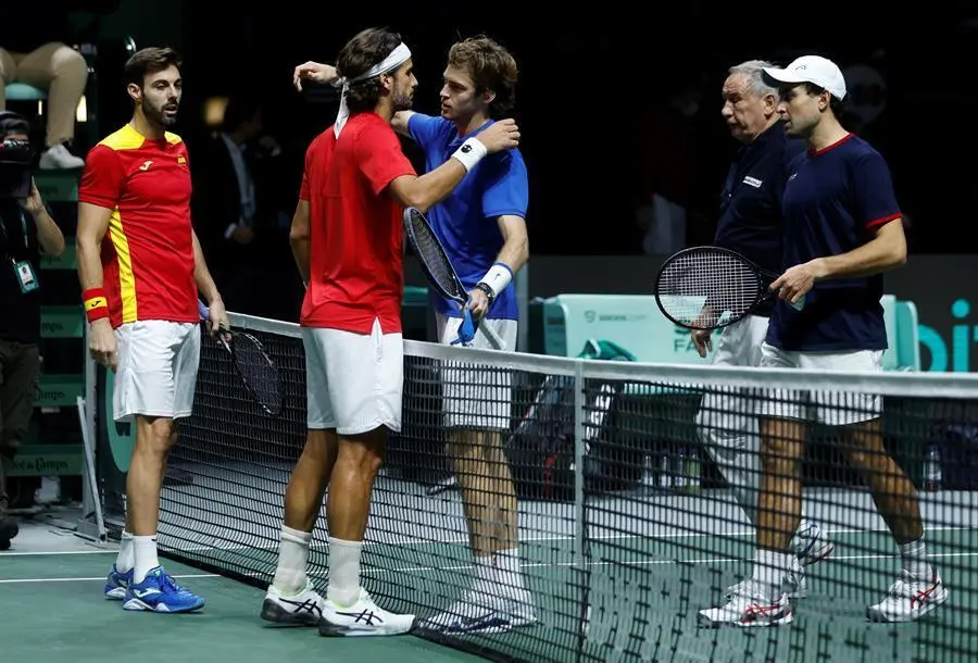 Los espa&ntilde;oles Marcel Granollers (i) y Feliciano L&oacute;pez (2i) y los rusos Andr&eacute;i Rublev (2d) y Asl&aacute;n Karatsev se saludan a la finalizaci&oacute;n del partido de dobles correspondiente a la fase final de la Copa Davis de tenis que han disputado hoy domingo en el Madrid Arena. EFE / Rodrigo Jim&eacute;nez.