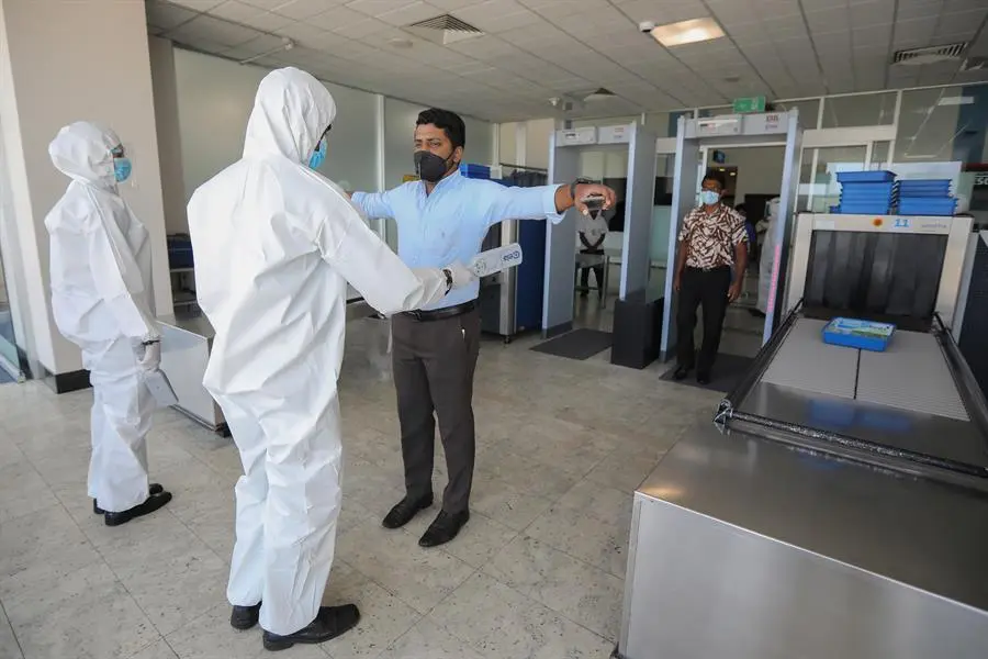 Control de viajeros en el aeropuerto de Colombo, en una fotograf&iacute;a de archivo. EFE/EPA/CHAMILA KARUNARATHNE