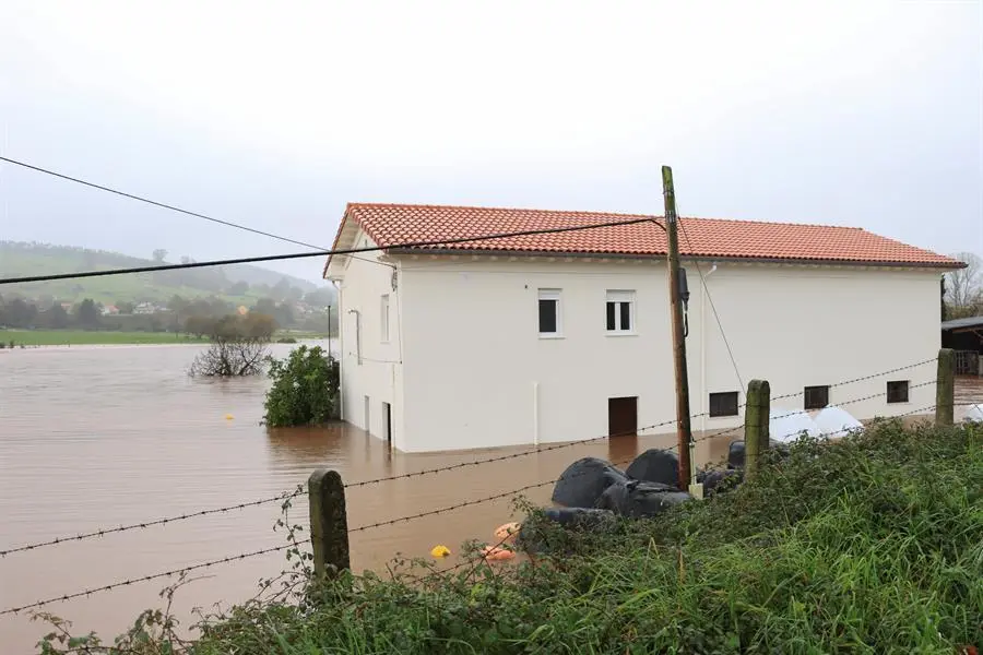 Estado en el que encuentra la regi&oacute;n de Pi&eacute;lagos (Cantabria), tras el desbordamiento del r&iacute;o Pas. El presidente de Cantabria, Miguel &Aacute;ngel Revilla, ha expresado su preocupaci&oacute;n por que la pleamar complique la situaci&oacute;n de los r&iacute;os de la regi&oacute;n y ha destacado que el Gobierno regional ha desplegado todos sus medios porque lo primero, ha dicho, es evitar que haya alguna desgracia. EFE/ Celia Ag&uuml;ero Pereda