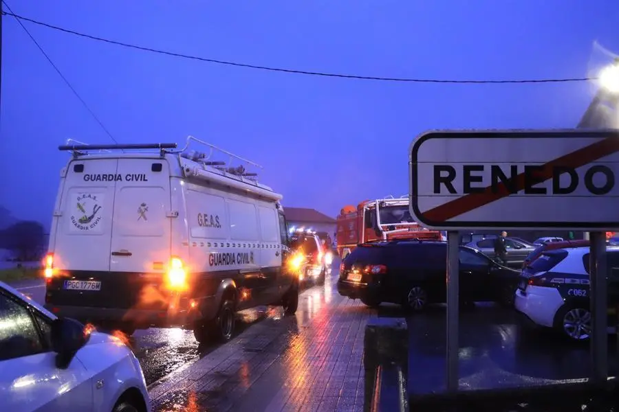 Situaci&oacute;n actual del r&iacute;o Pas a su paso por el municipio de Pi&eacute;lagos (Cantabria), donde se est&aacute;n produciendo rescates con lanchas por parte de Cruz Roja y el 112 de Cantabria, y donde se han incorporado agentes del G.E.A.S. de la Guardia Civil. EFE/ Celia Ag&uuml;ero Pereda