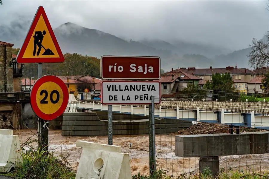 Crecida del r&iacute;o Saja, que ya ha derribado una pilastra de la obra del puente de Virgen de la Pe&ntilde;a, a&uacute;n en construcci&oacute;n, y que ha provocado el cierre del acceso de esa localidad a Villanueva de la Pe&ntilde;a. EFE/Rom&aacute;n G. Aguilera