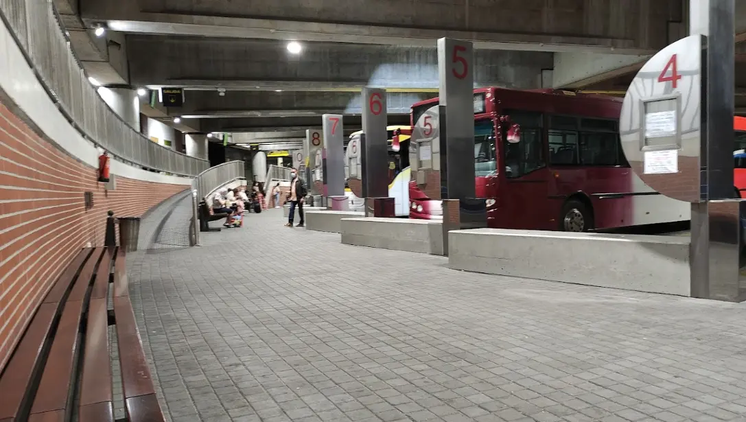 Interior de la estaci&oacute;n de autobuses de Torrelavega.