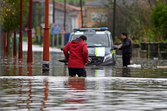 Un veh&iacute;culo de la Guardia Civil es remolcado para salir de la crecida del r&iacute;o As&oacute;n, este lunes en la localidad c&aacute;ntabra de Ampuero. Los servicios de emergencia de Cantabria han atendido esta madrugada casi 150 incidencias por las inundaciones, que en estos momentos afectan sobre todo a los municipios de Ampuero y Pi&eacute;lagos, en los que se han desbordado los r&iacute;os As&oacute;n y Pas. EFE/Pedro Puente Hoyos