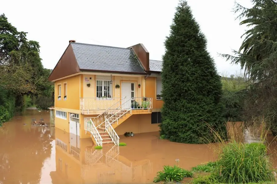 Estado en el que se encuentra una vivienda de Pi&eacute;lagos (Cantabria), tras el desbordamiento del r&iacute;o Pas a su paso por el municipio de Pi&eacute;lagos. EFE/ Celia Ag&uuml;ero Pereda