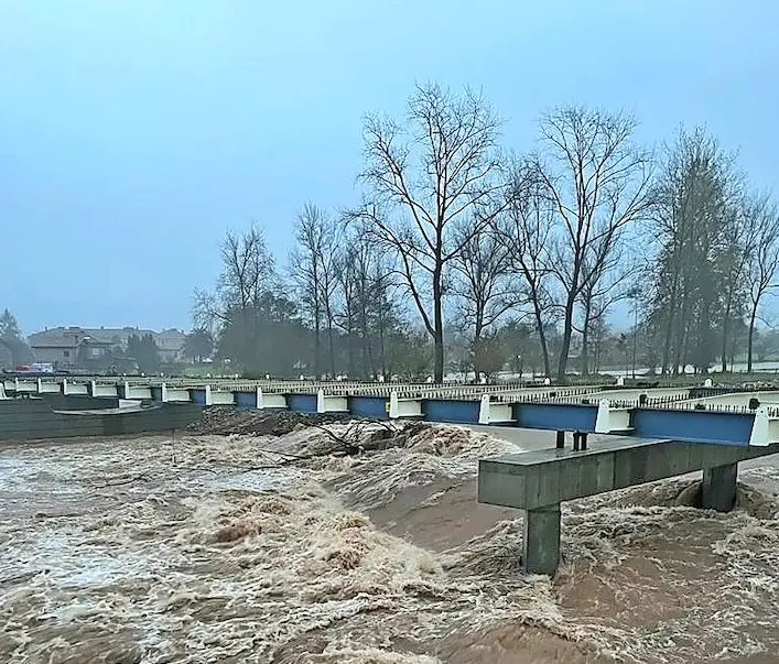 Puente que se construye en el Saja y que perdi&oacute; uno de los apoyos. / SAJA