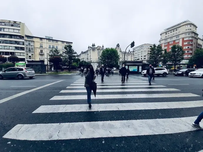 Varias personas cruzan la calle en Santander. / S.D&Iacute;AZ