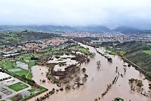 Vista de la localidad de Viveda donde el r&iacute;o se ha desbordado dejando im&aacute;genes como esta. / ALERTA