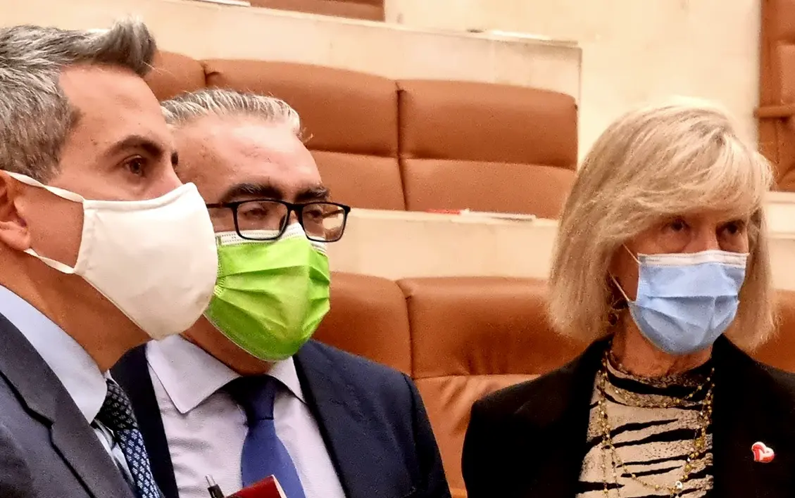 En el centro de la imagen la consejera de Educaci&oacute;n, Marina Lomb&oacute;, conversando antes del Pleno con otros integrantes del Gobierno regional o diputados
