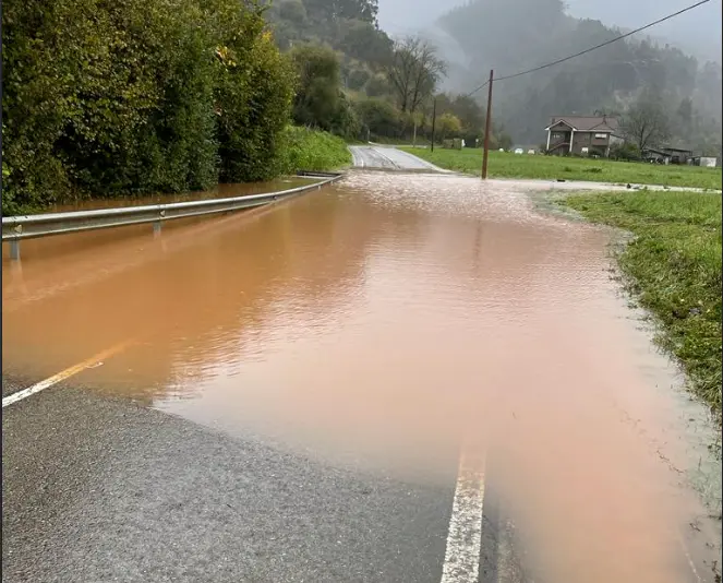 Carretera cortada por las inundaciones.