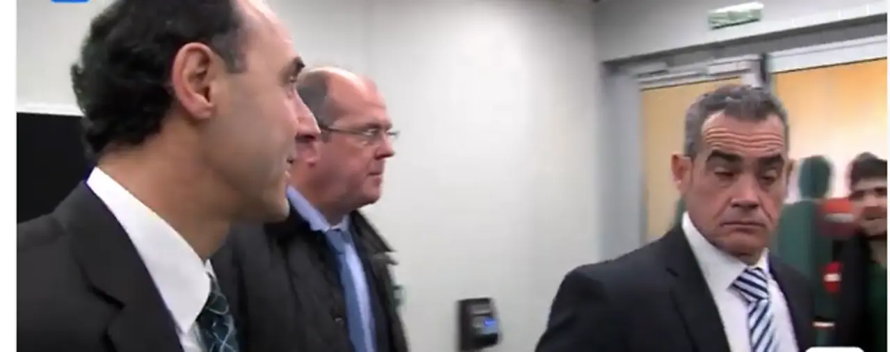 Momento del escrache al que fuera presidente de Cantabria.