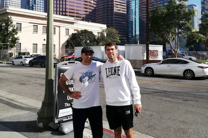Sergio 'El Ni&ntilde;o' Garc&iacute;a junto a su entrenador en Los &Aacute;ngeles. / SERGIO GARC&Iacute;A