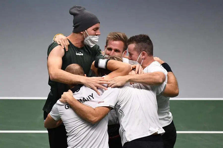 El equipo de Alemania celebra la victoria en la eliminatoria de cuartos de final de la Copa Davis 2021 Gran Breta&ntilde;a vs Alemania en Innsbruck, Austria, el 30 de noviembre de 2021. (Tenis, Alemania, Reino Unido) EFE/EPA/PHILIPP GUELLAND