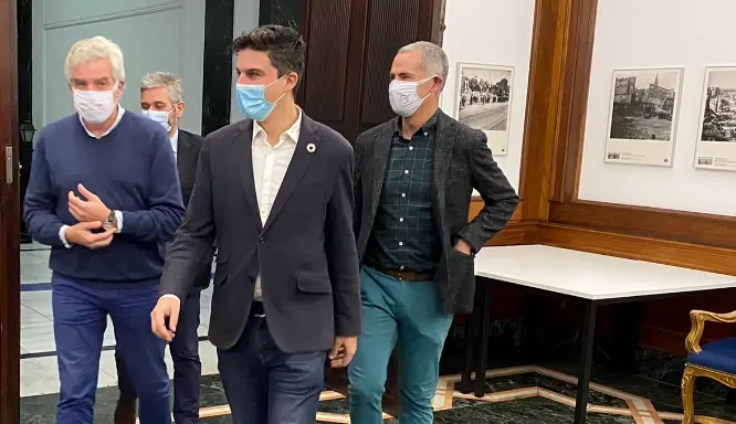 Los concejales del PRC-PSOE y detr&aacute;s Ceruti de Cs.