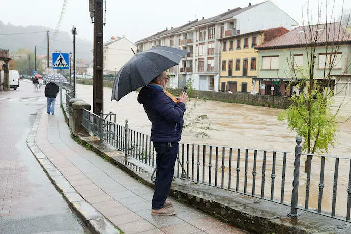 Un hombre observa las inundaciones debido a las fuertes lluvias registradas, a 29 de noviembre de 2021, en Ampuero, Cantabria, (Espa&ntilde;a). La borrasca Arwen ha dejado lluvia constante durante d&iacute;as y grandes nevadas en el norte de la Pen&iacute;nsula. Cantabria, una de las regiones m&aacute;s afectadas, ha registrado cientos de llamadas de emergencia, inundaciones en viviendas, anulaci&oacute;n de las clases en algunos municipios y desbordamiento de varios r&iacute;os. La regi&oacute;n contin&uacute;a este lunes en aviso amarillo por lluvias y costeros. En concreto, hay alerta amarilla por lluvias en el litoral, con una precipitaci&oacute;n acumulada de 40 litros por metro cuadrado, hasta las 19.59 horas.
29 NOVIEMBRE 2021;LLUVIA;CANTABRIA;ARWEN;BORRASCA;PENINSULA
Juan Manuel Serrano Arce / Europa Press
29/11/2021