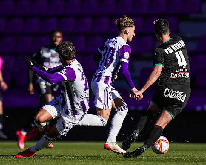 Un jugador del Pucela dribla al del Racing.